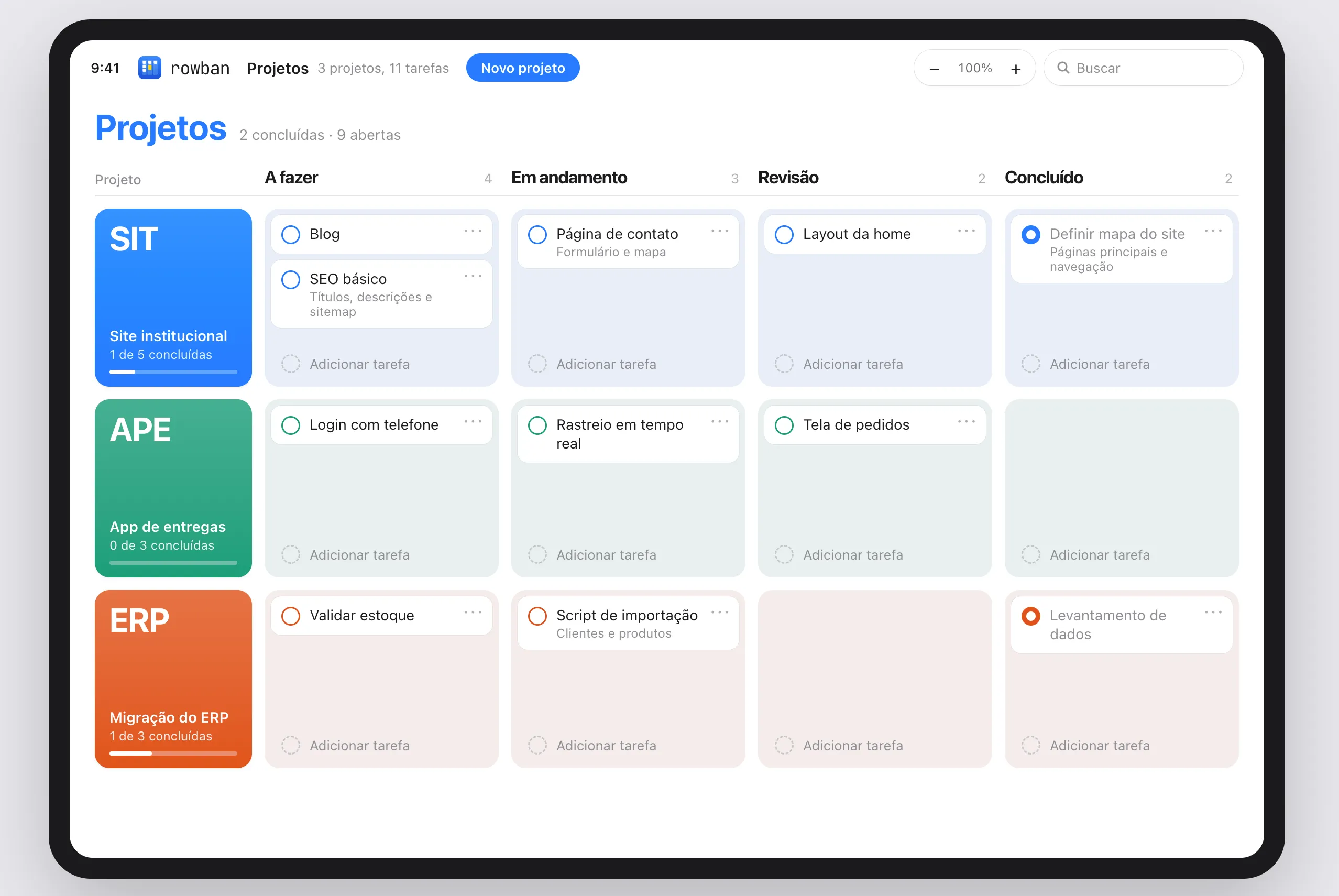 Rowban no iPad mostrando três projetos com as colunas A fazer, Em andamento, Revisão e Concluído